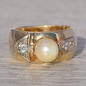 Pearl and Natural Diamond Ring in Yellow Gold